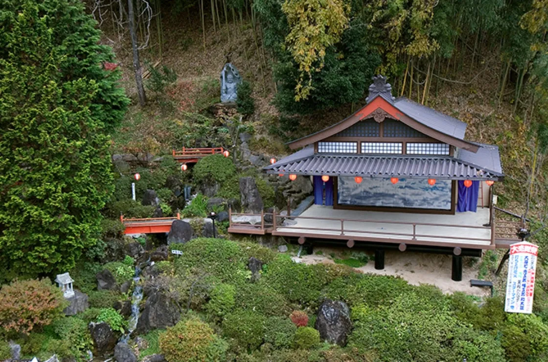 屋外ステージ「昇竜の滝」
